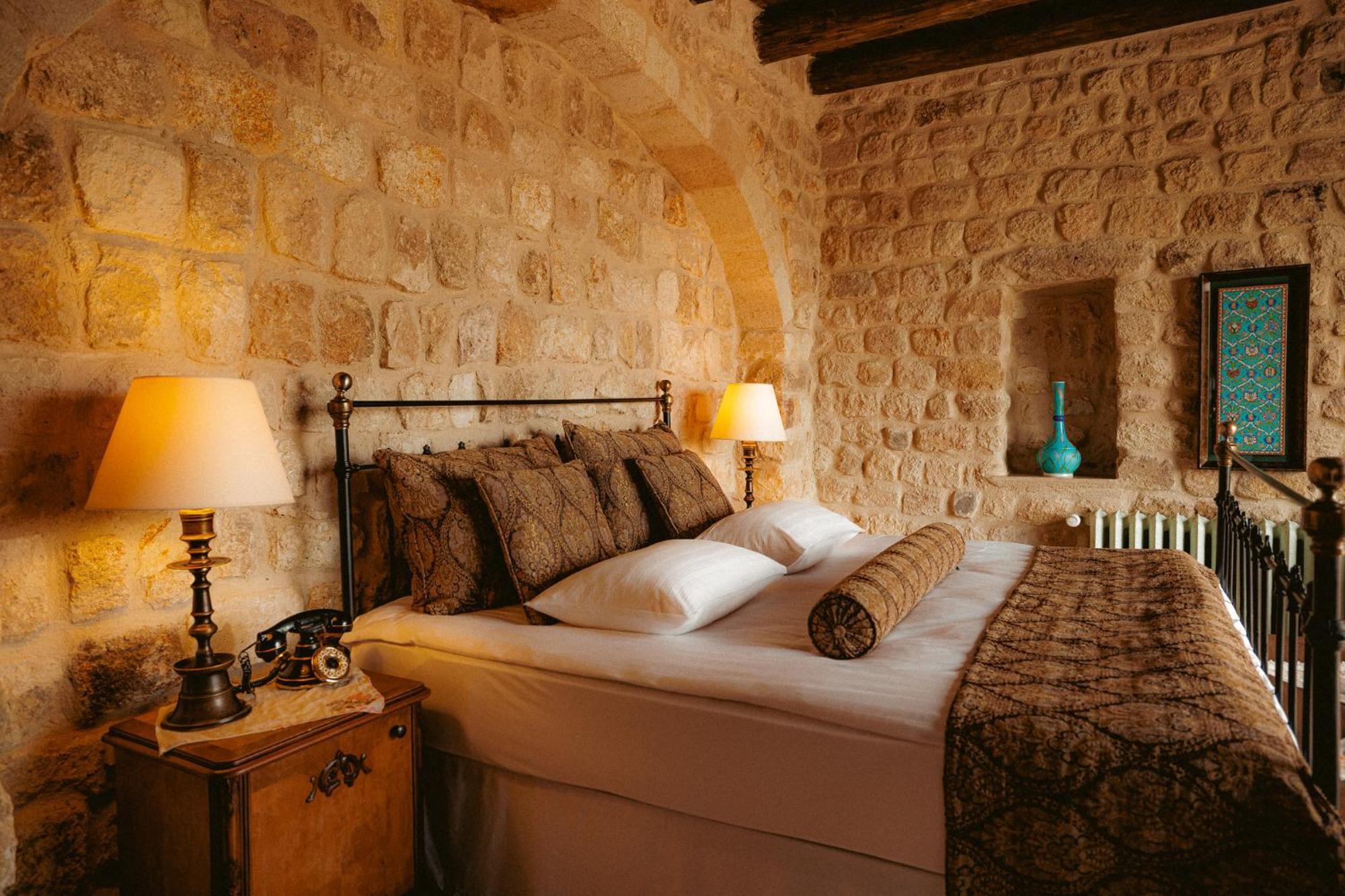 Suite con terraza, bañera de hidromasaje y vistas a la piscina