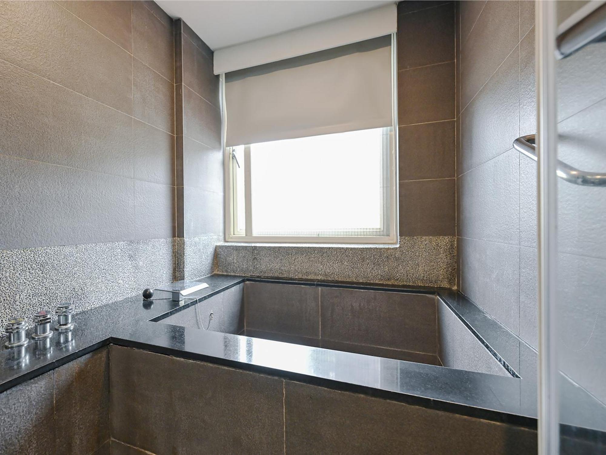 Deluxe Twin Room with Bathtub