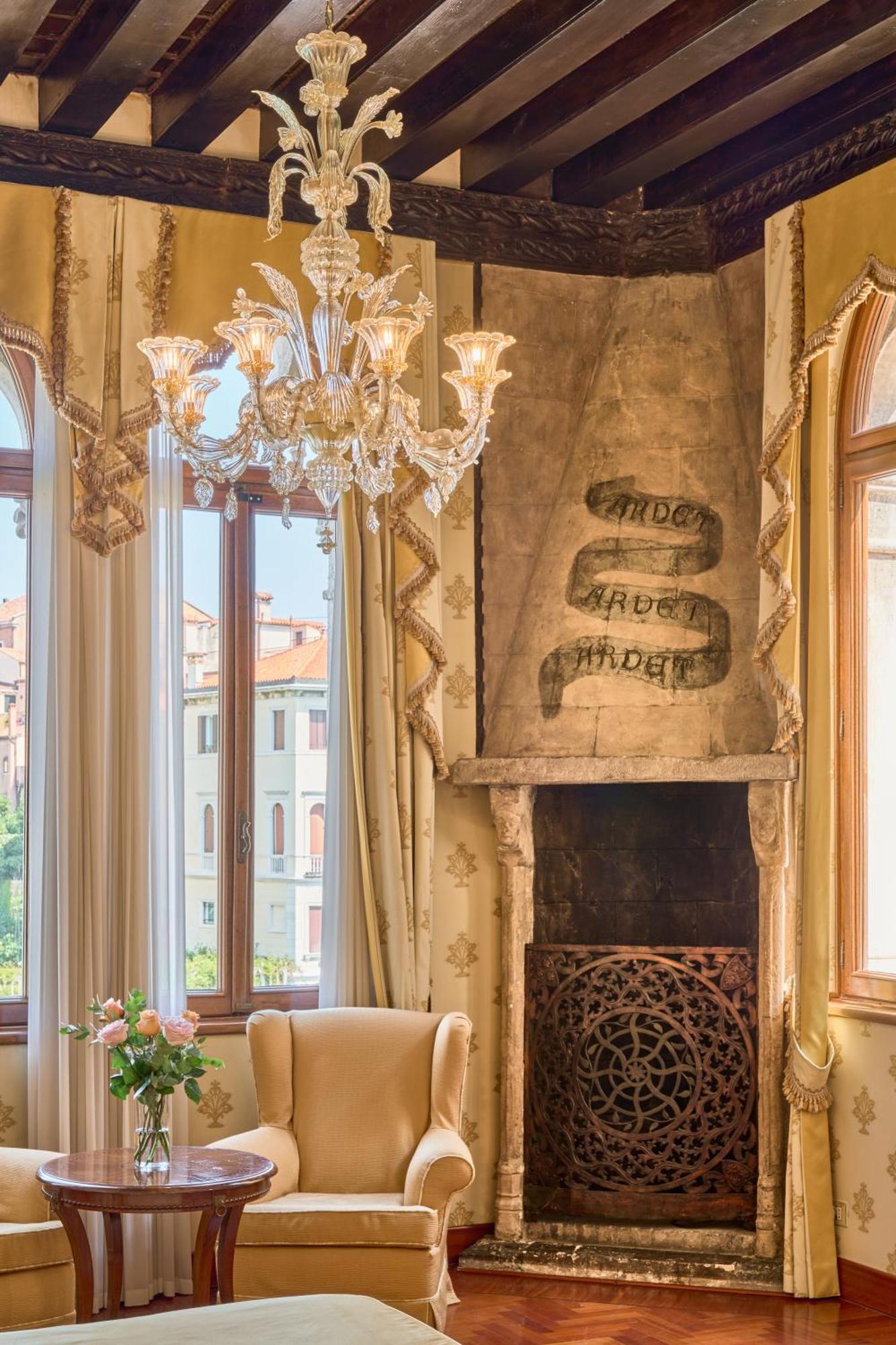 Suite Junior (4 adultos) con vistas al Gran Canal y desayuno completo