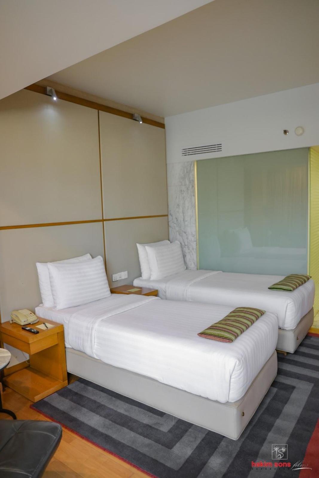 Avari World Traveler Twin Room