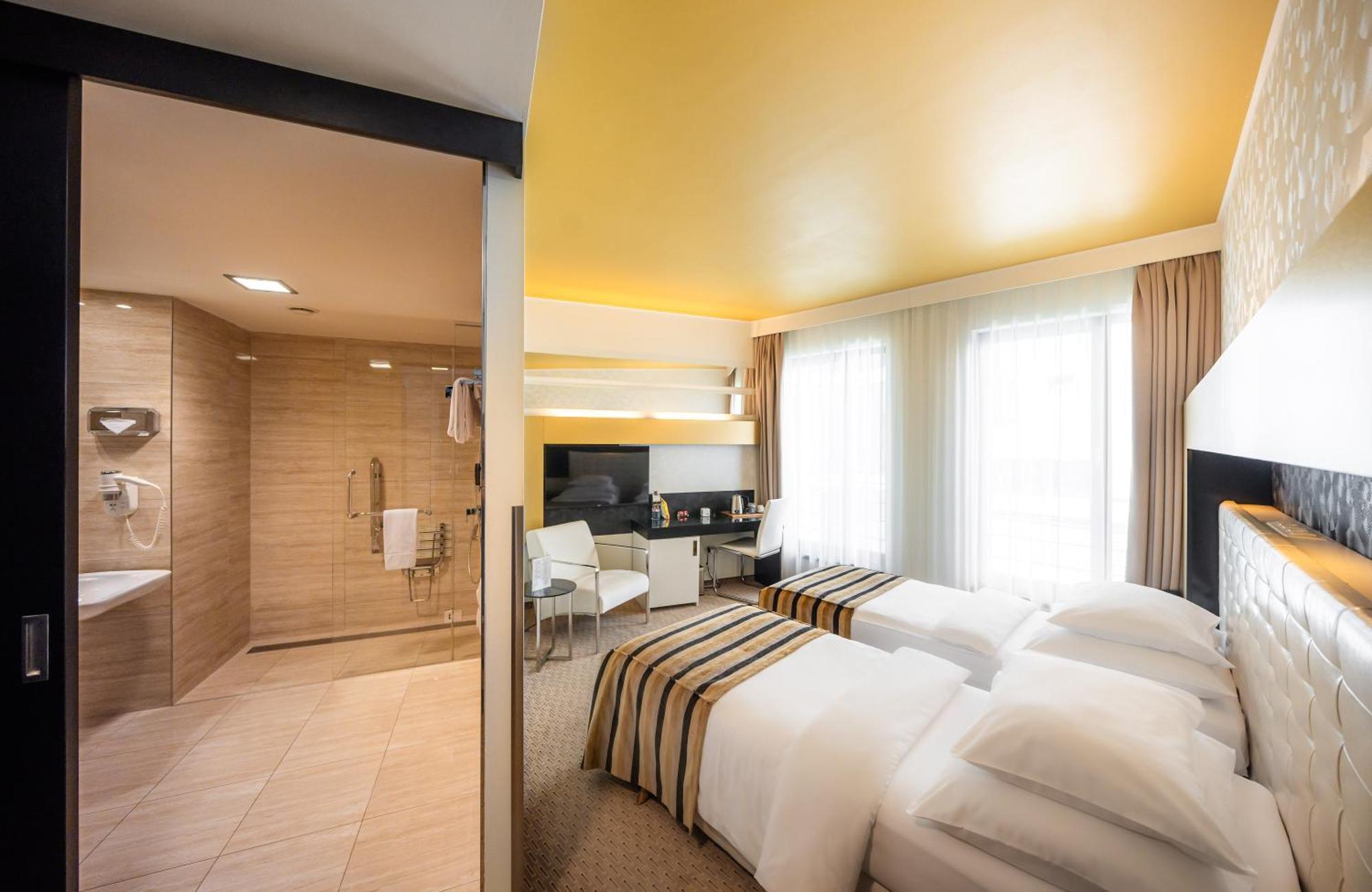 Quarto Clássico com Cama de Casal ou 2 de Solteiro