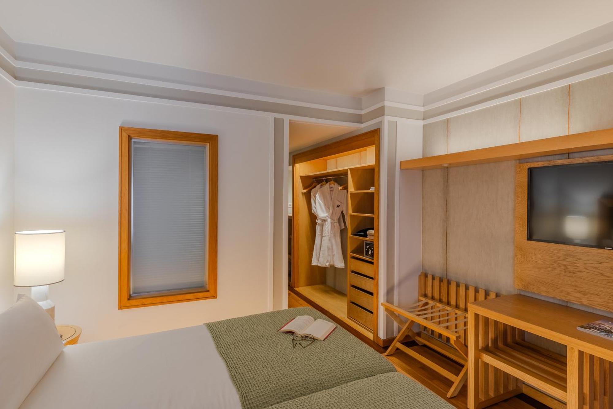 Classic Zweibettzimmer mit Poolblick