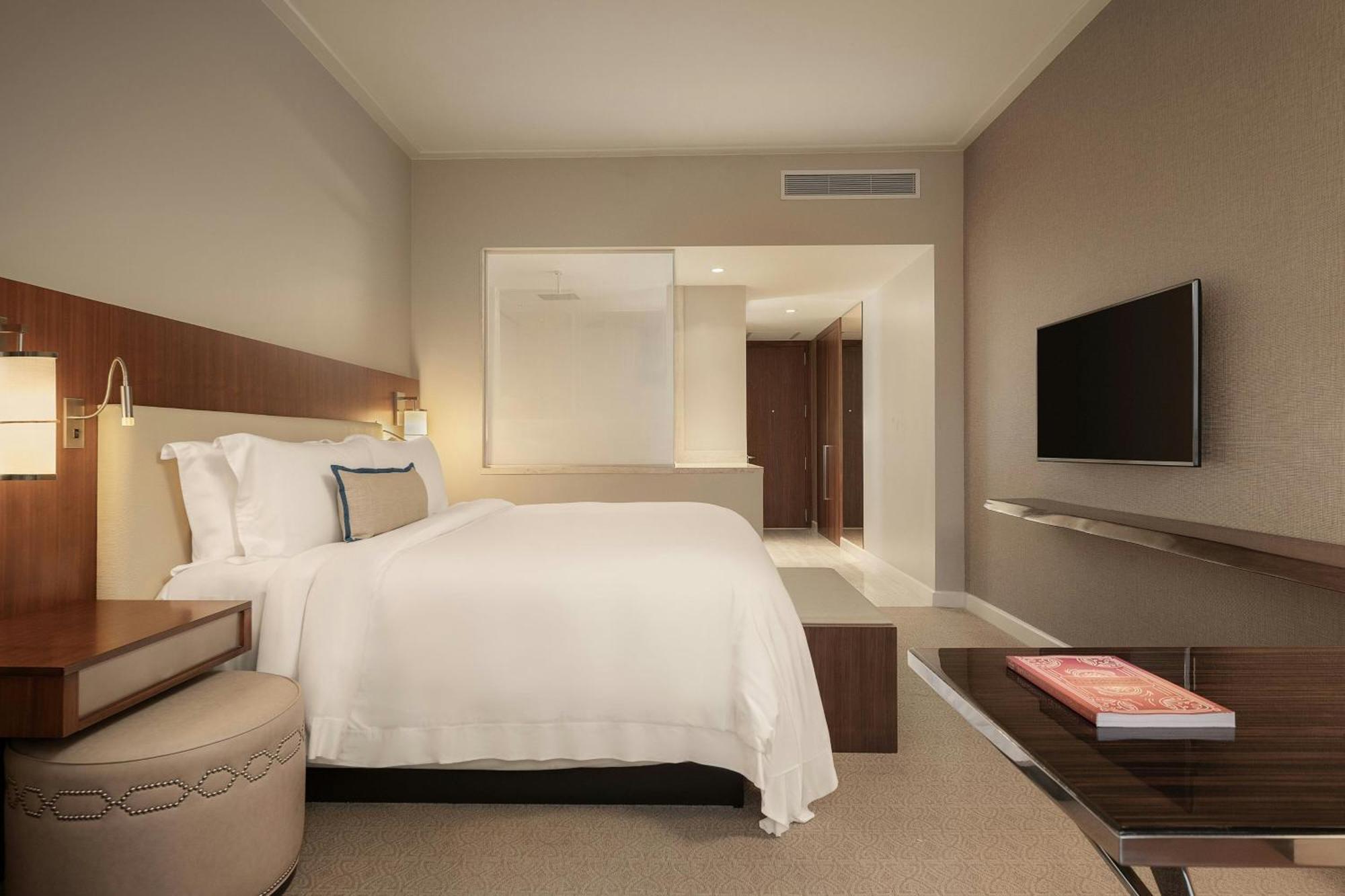 Deluxe Urban View Guest room 1 King City view