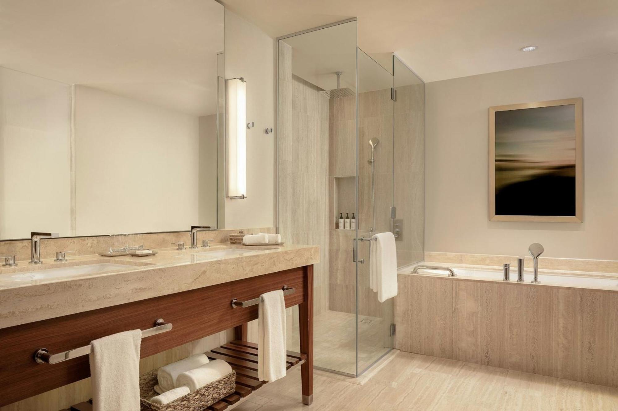 Executive Suite Executive Suite 1 King Golf view