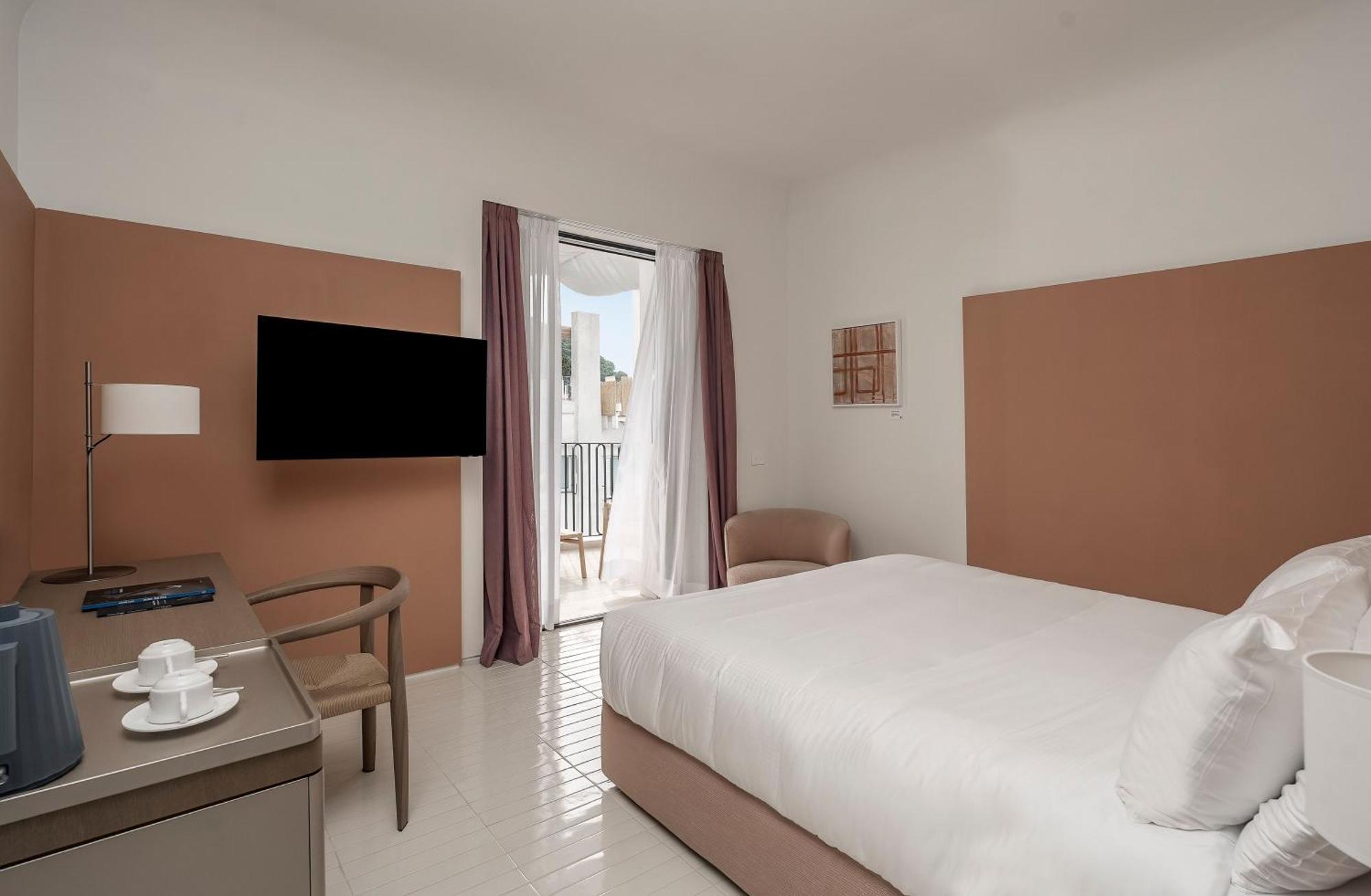 Deluxe Double Room Balcony Lateral Sea View