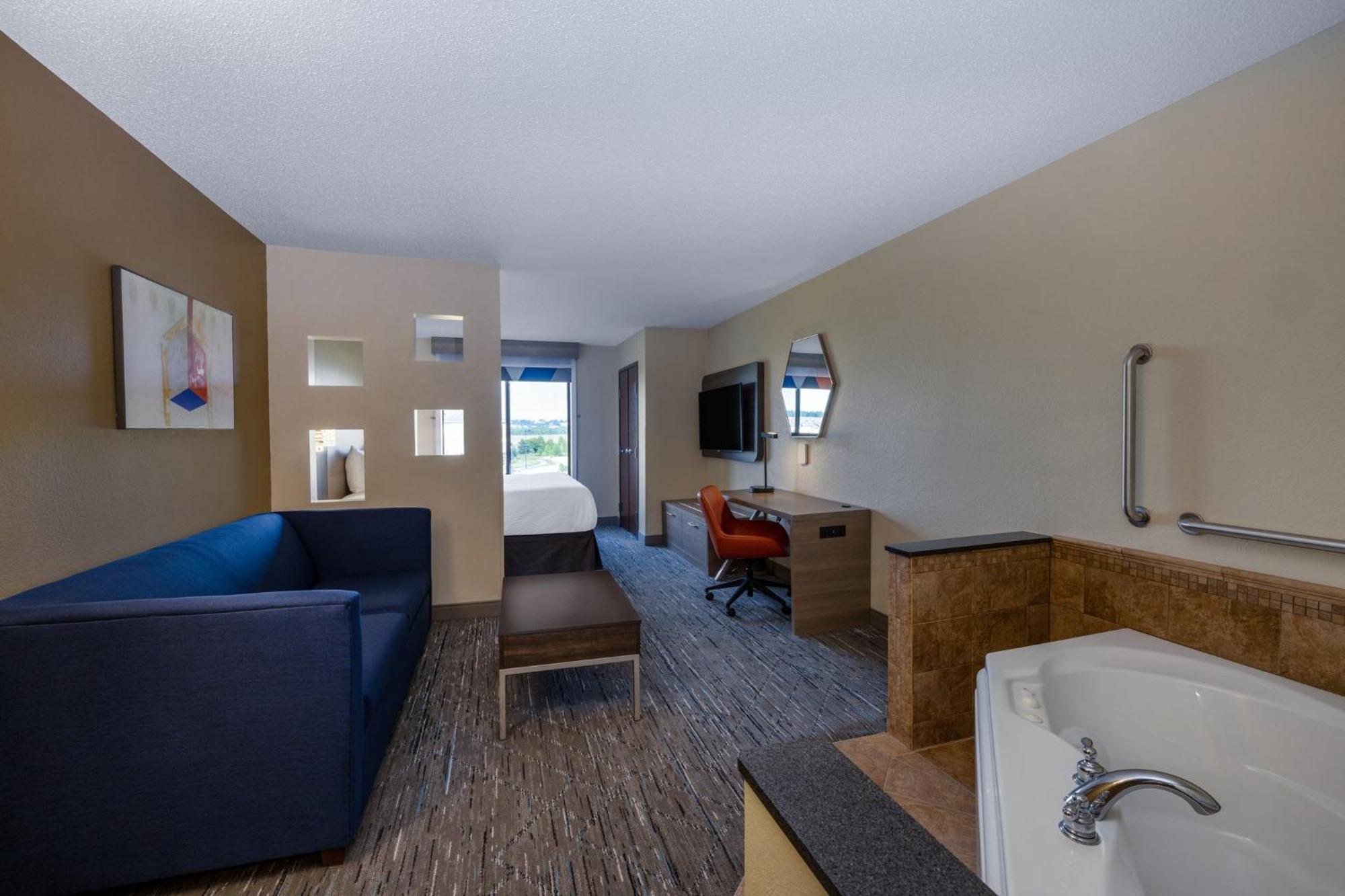 King Suite Jetted Tub