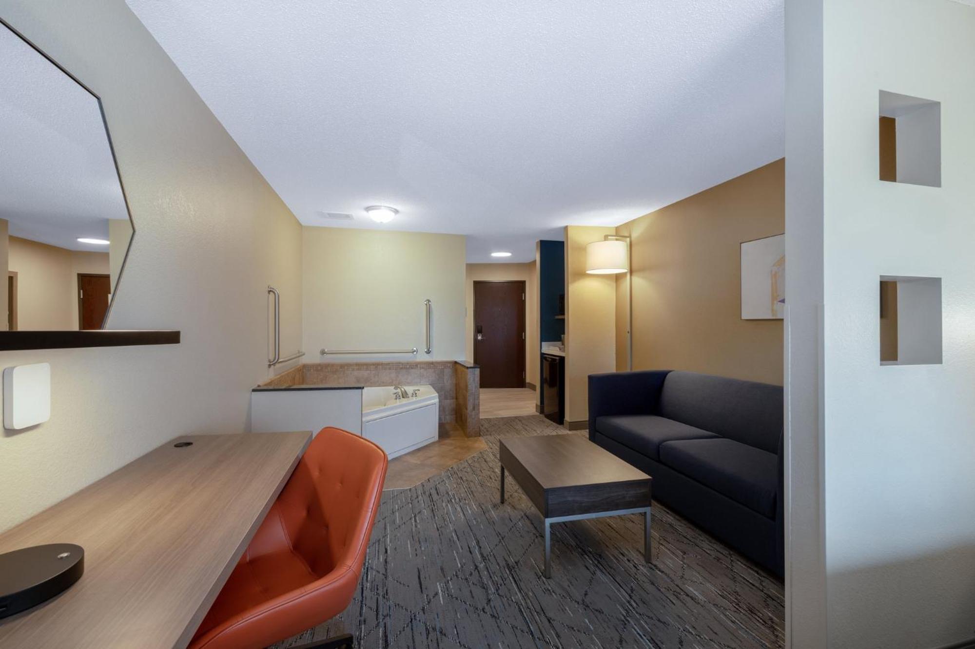 King Suite Jetted Tub