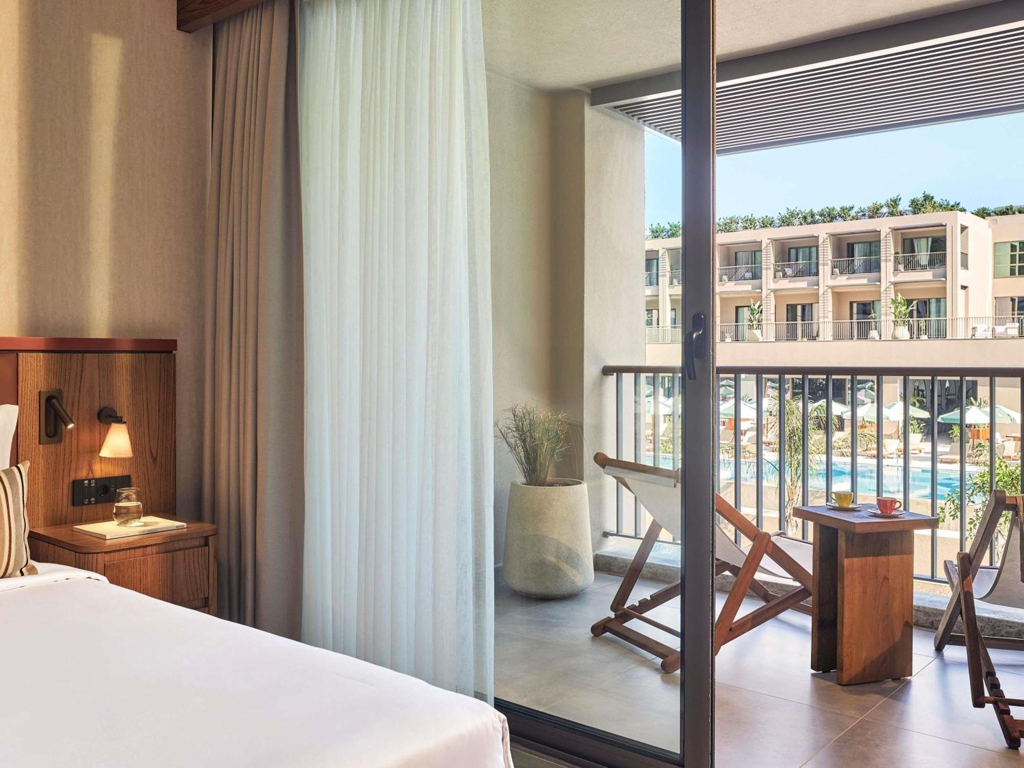 General Admission King Room Pool View