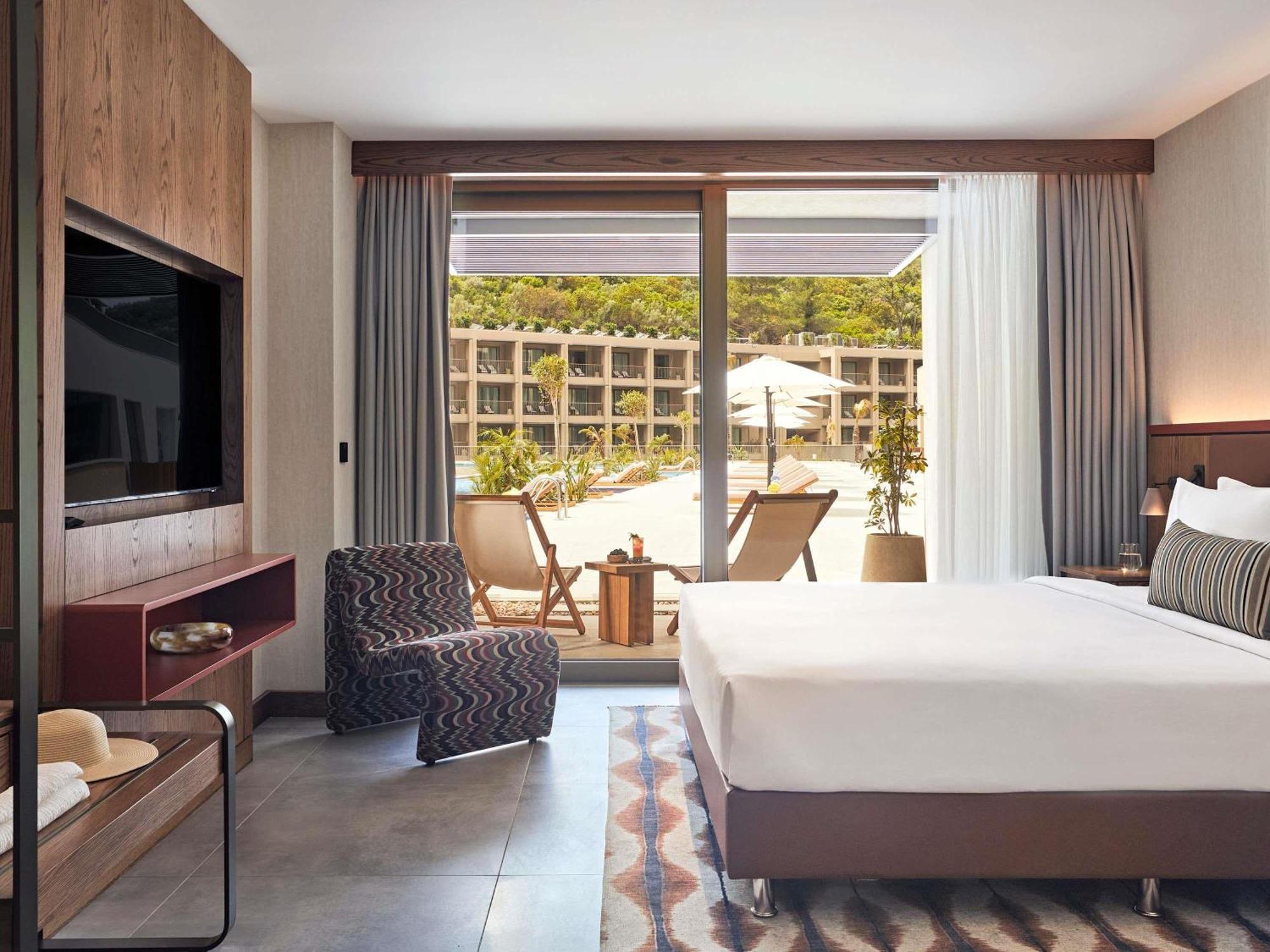 All Access King Room Pool View