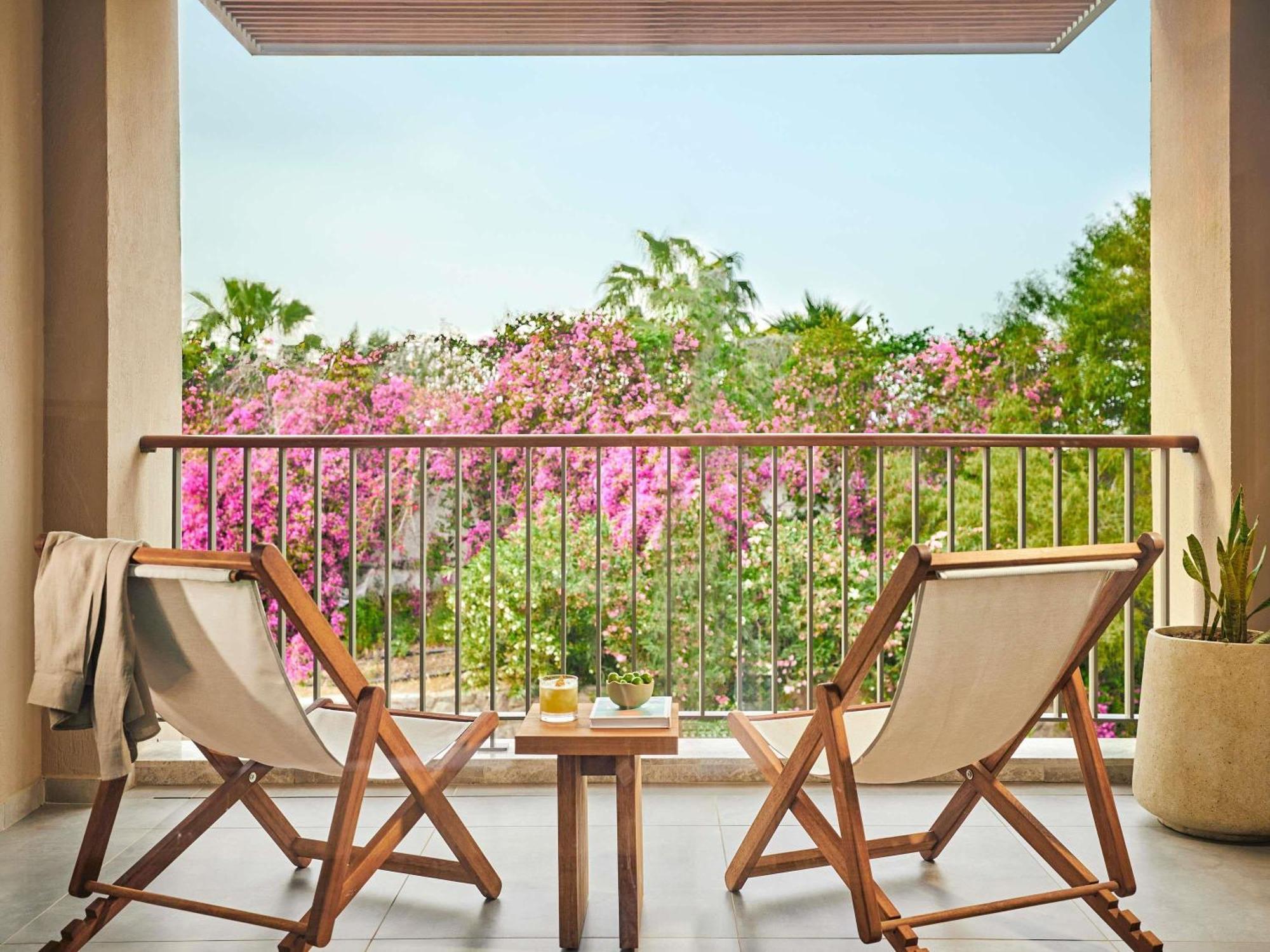 General Admission King Room Garden View