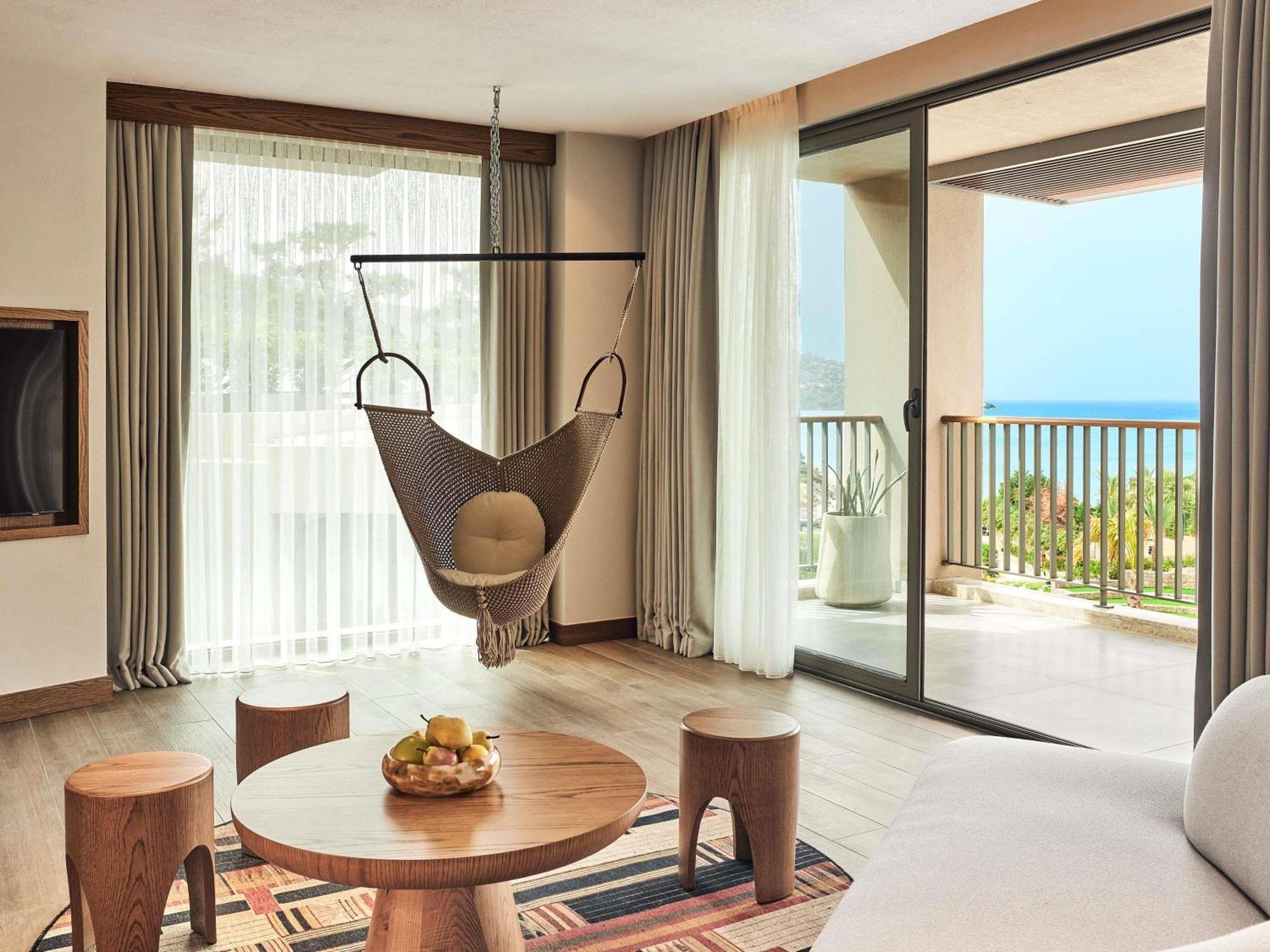 Platinum Suite King Pool View
