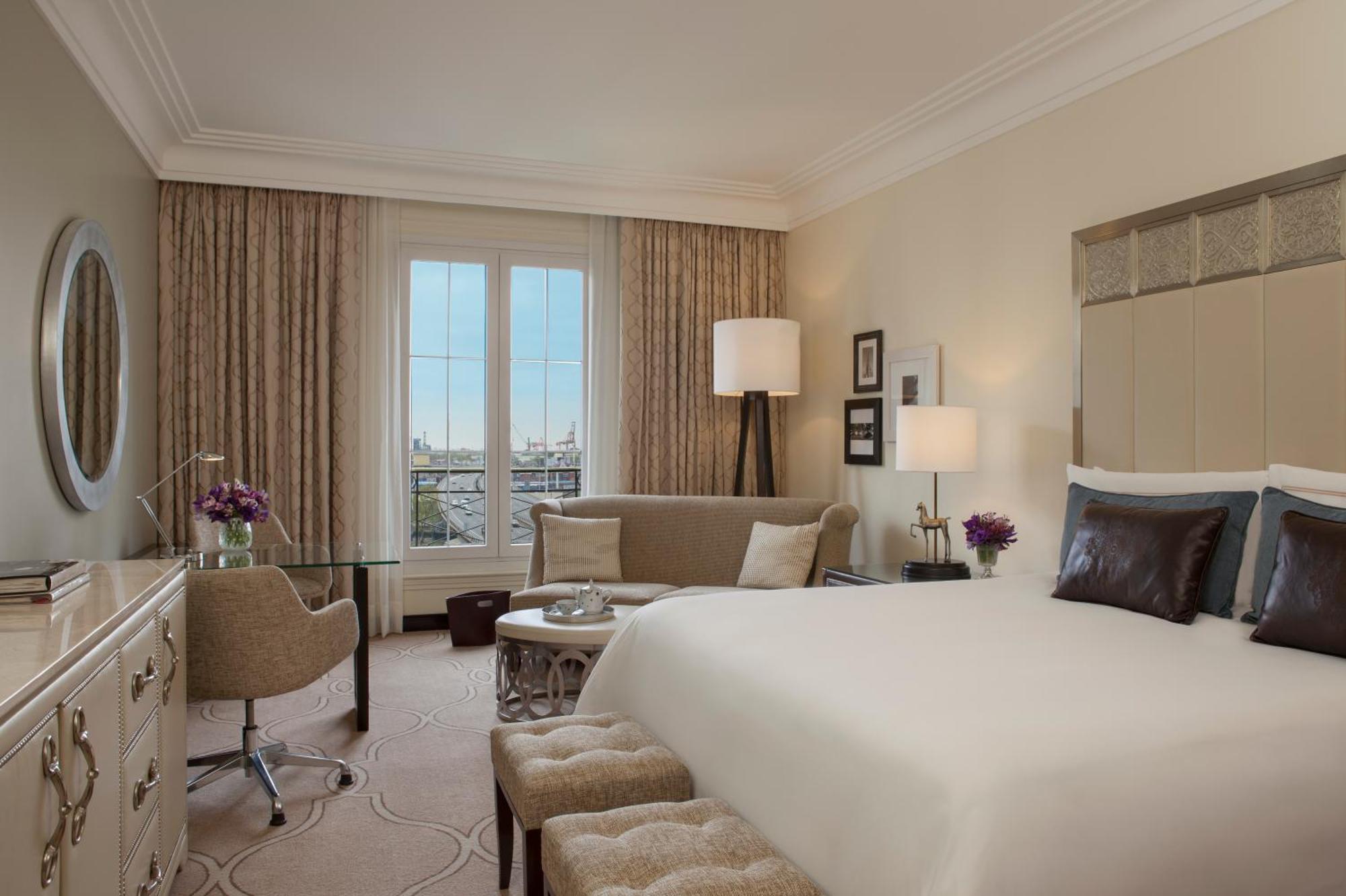 Zimmer mit Kingsize-Bett und Blick aufs Herrenhaus