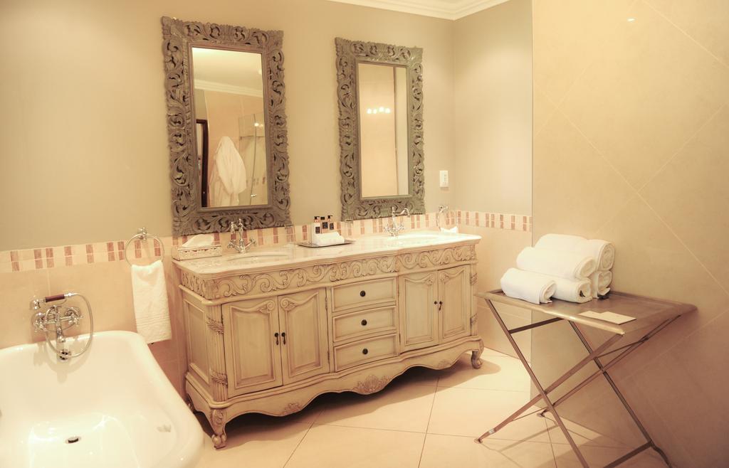 1 King Bed, 1 Bedroom Suite