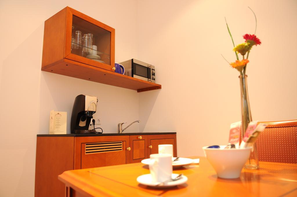 Suite,951548878:JPEG