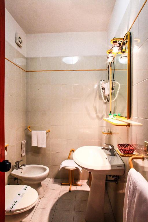 Tweepersoonskamer met 2 Aparte Bedden en Eigen Badkamer