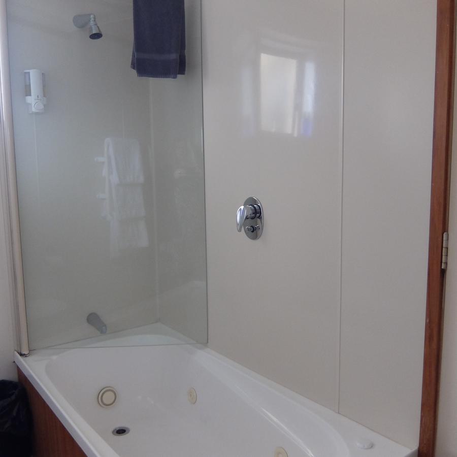 Studio Spa Bath