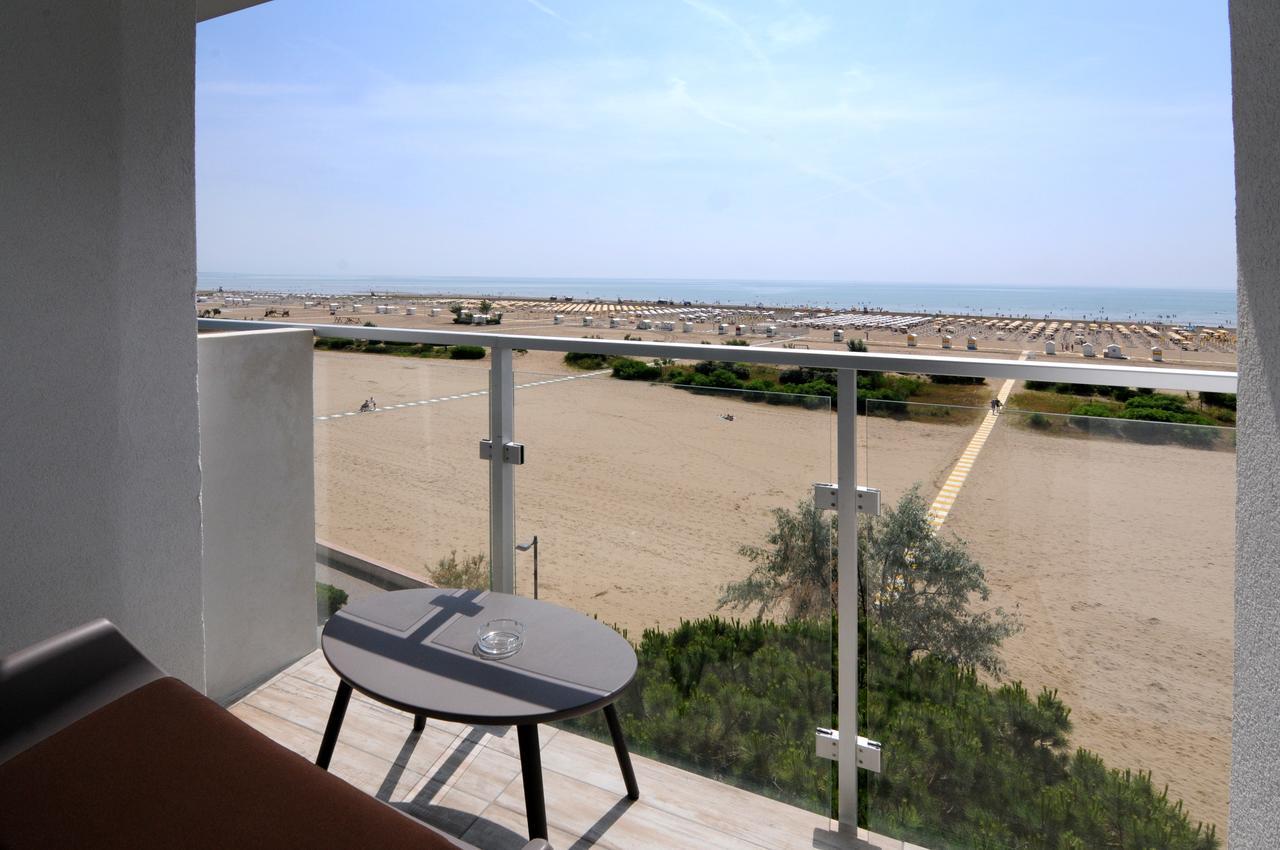 Habitación Triple Deluxe con balcón y vistas al mar
