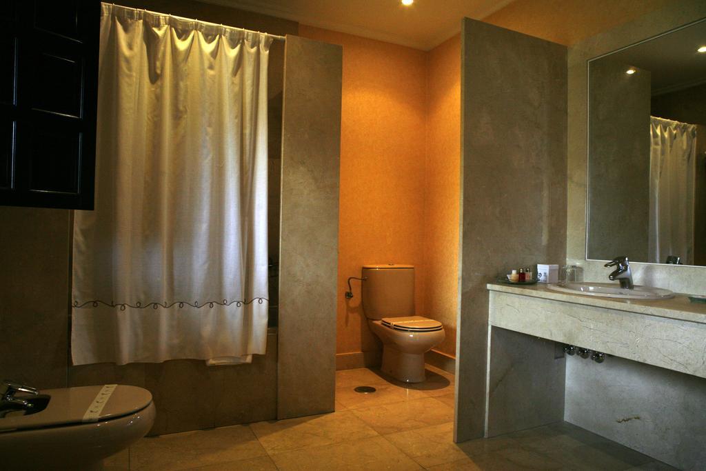 Suite con bañera de hidromasaje y terraza
