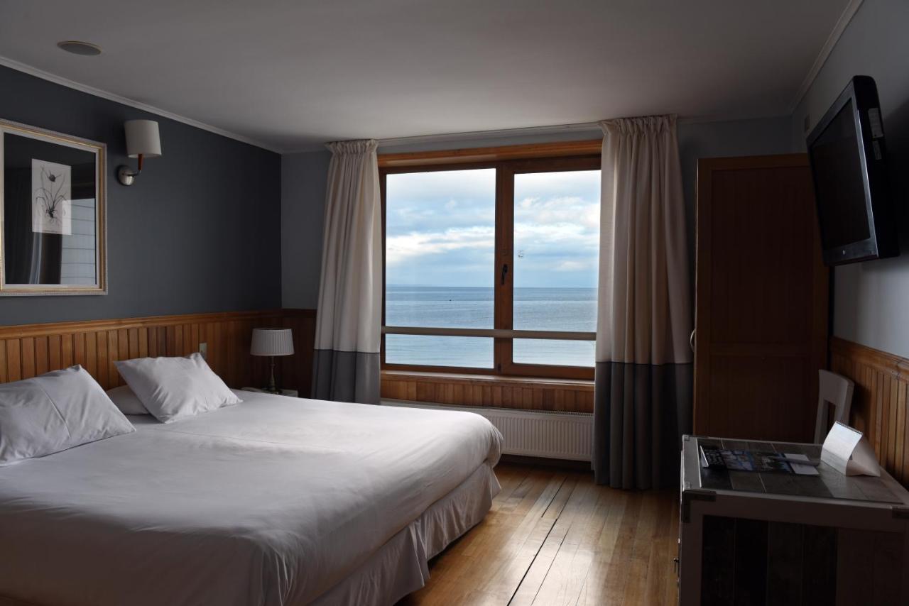 Habitación con cama extragrande y balcón
