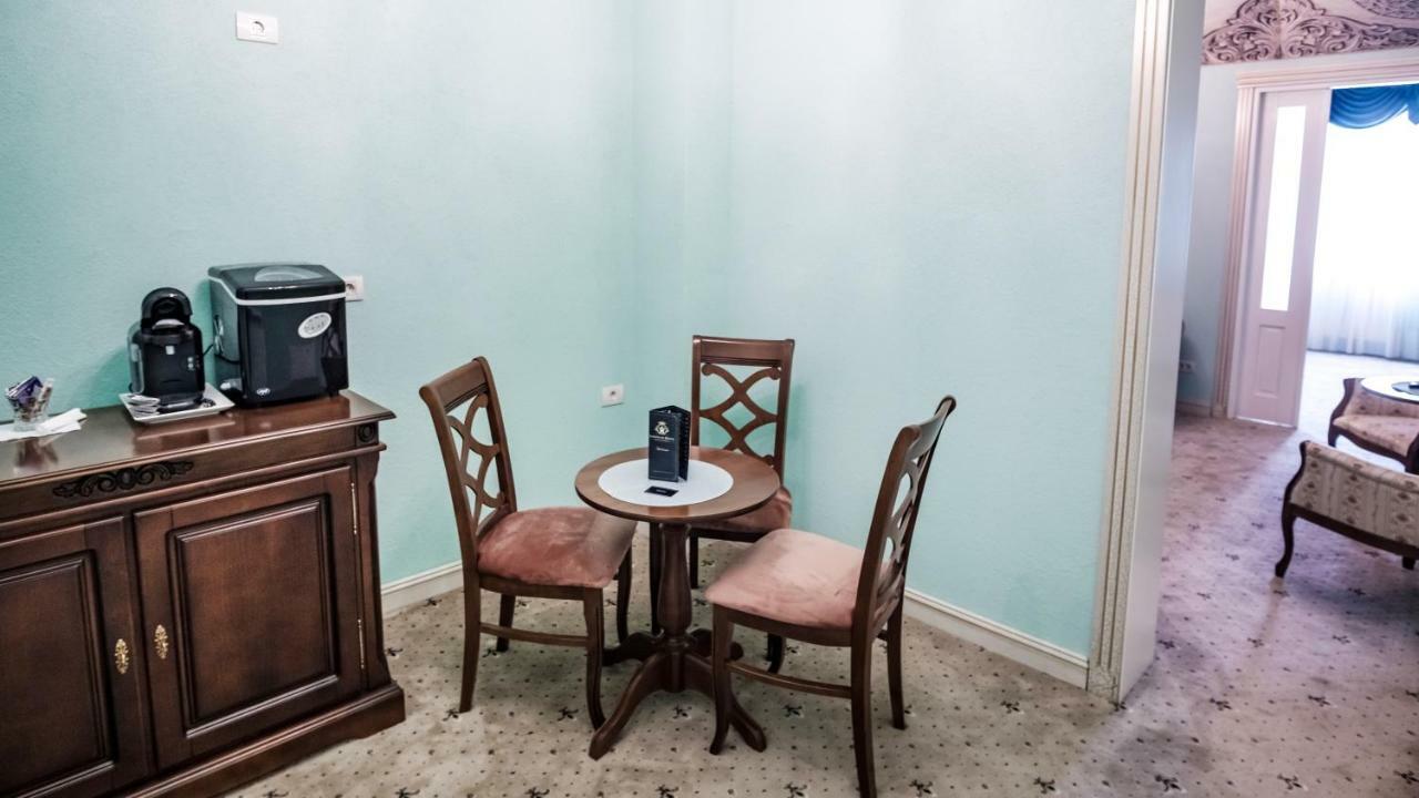 Deluxe King Suite