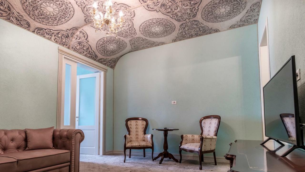 Deluxe King Suite