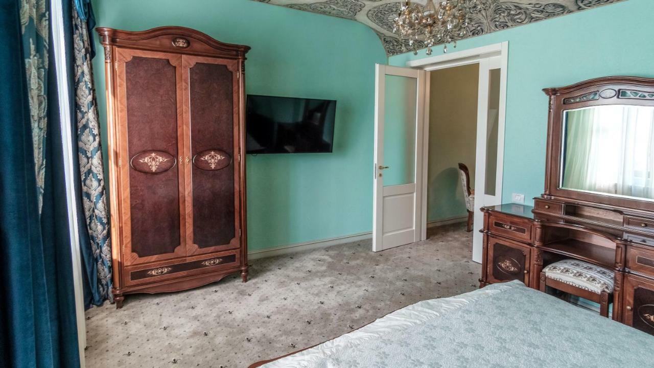 Deluxe King Suite