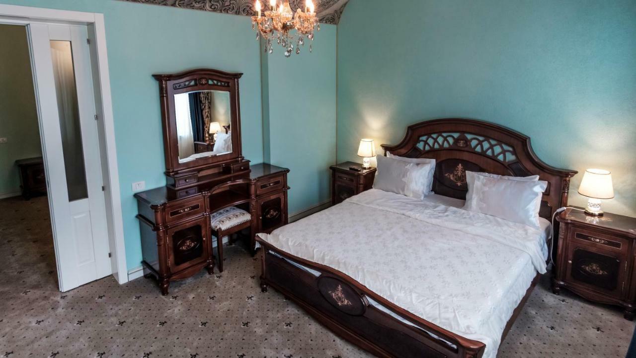 Deluxe King Suite