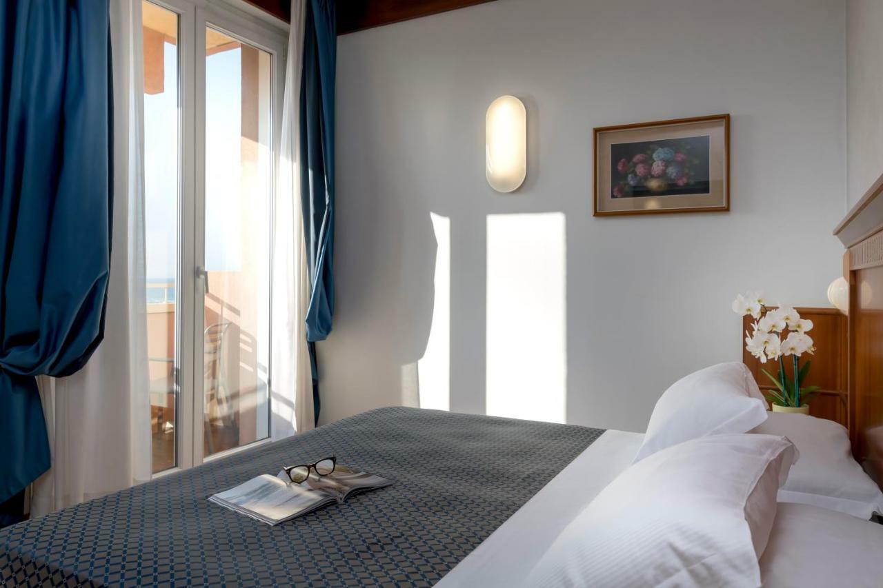Double or Twin Room Lateral Sea View