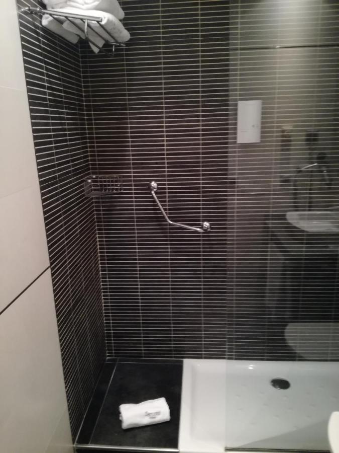 Chambre Double ou Lits Jumeaux avec Lit d'Appoint (2 Adultes + 1 Enfant)