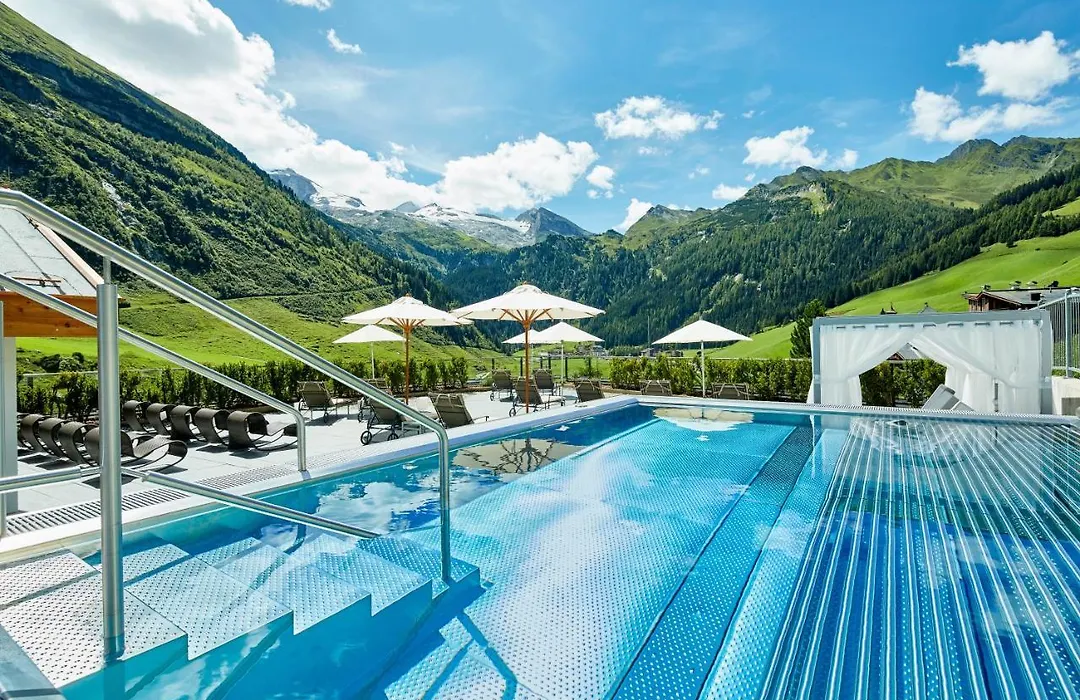 Hotel Berghof Crystal Spa & Sports-1