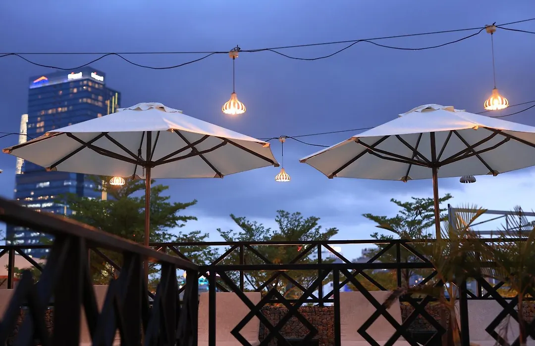 California Saigon Hotel & Rooftop Pool-1