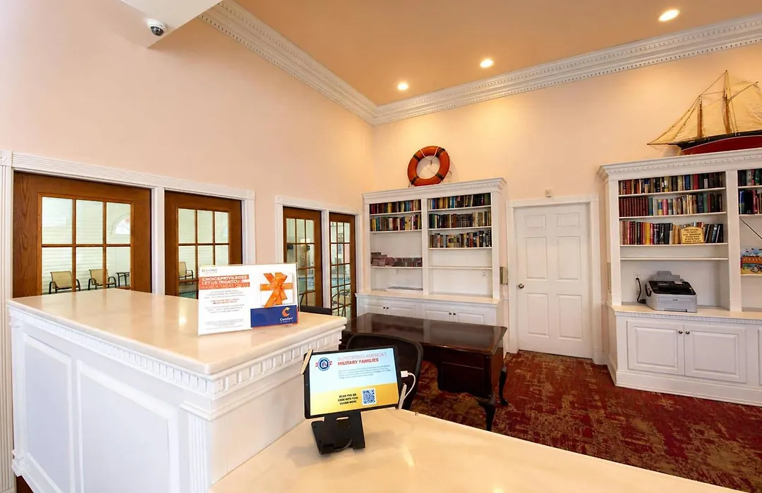 Comfort Inn Lakeside-1