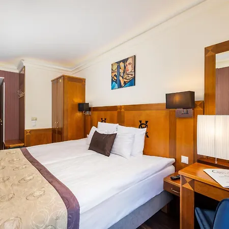 Carlton Hotel Buda Castle-3