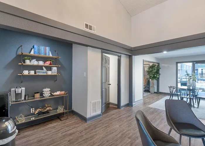 Spacious Midland Getaway With Balcony