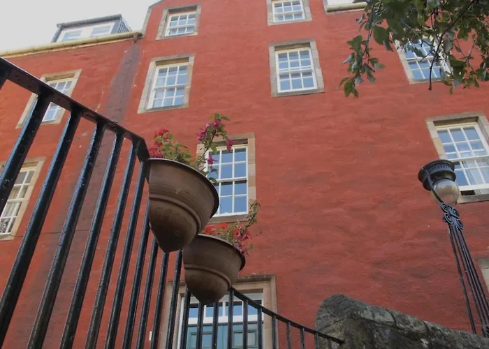 Pet Friendly hotel: 2 Chessels Court, Flat 3