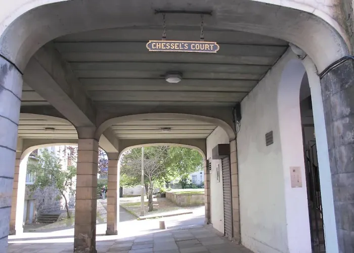 Pet Friendly hotel: 2 Chessels Court, Flat 3