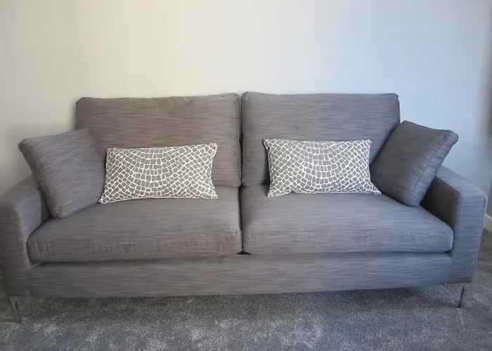 Pet Friendly hotel: 2 Chessels Court, Flat 3