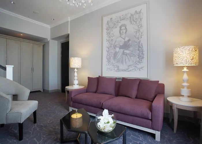 In Luxury hotels Queen Victoria By Newmark
