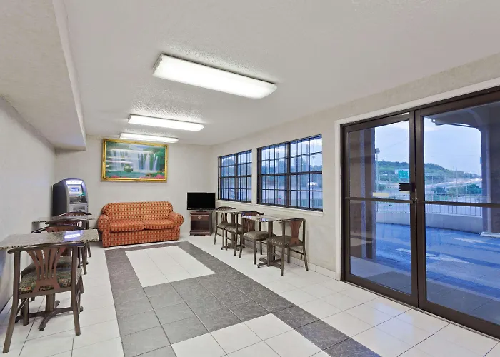 Family Hotel: Days Inn By Wyndham Downtown-Nashville West Trinity Lane