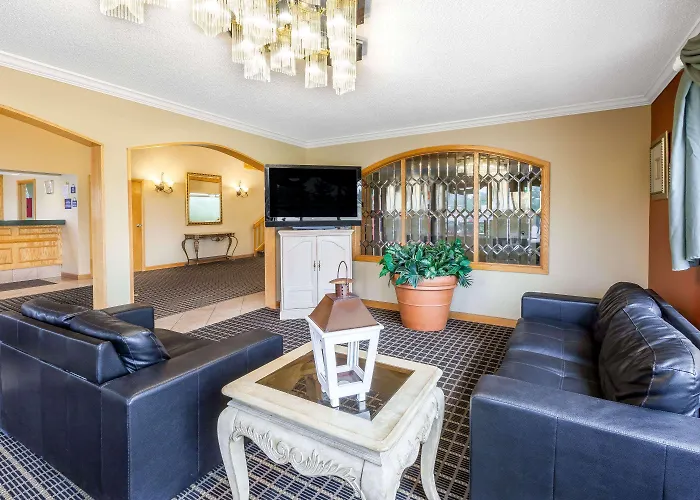 Hotel with pool: Days Inn & Suites By Wyndham Kalamazoo