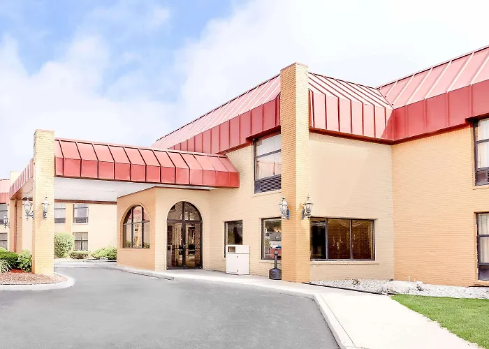 Hotel with pool: Days Inn & Suites By Wyndham Kalamazoo