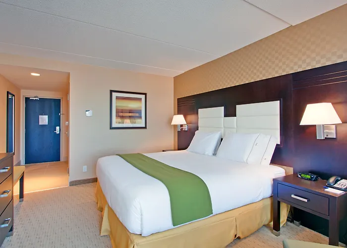 Hotel with pool: Holiday Inn Express & Suites Ottawa West - Nepean By Ihg