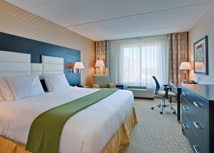 Hotel with pool: Holiday Inn Express & Suites Ottawa West - Nepean By Ihg