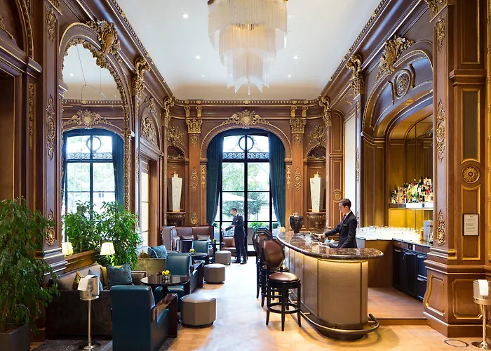 Hotel with pool: The Peninsula Paris