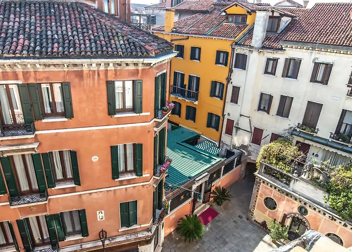 La Fenice Et Des Artistes