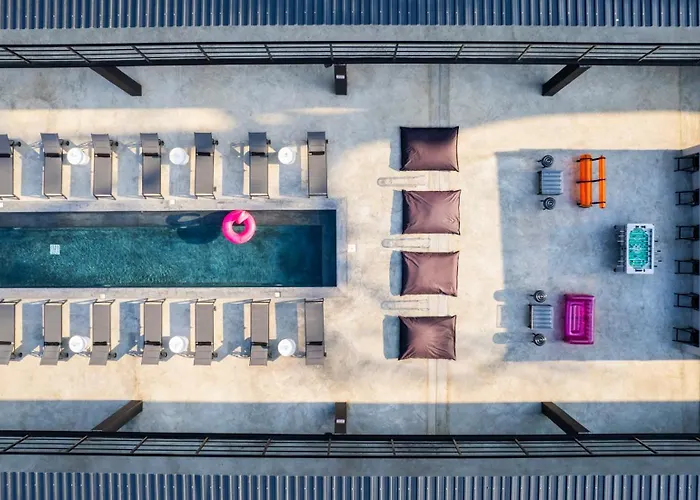 Airport Hotel: Boxo Diani - Unique Beach Front Container Eco-Hotel