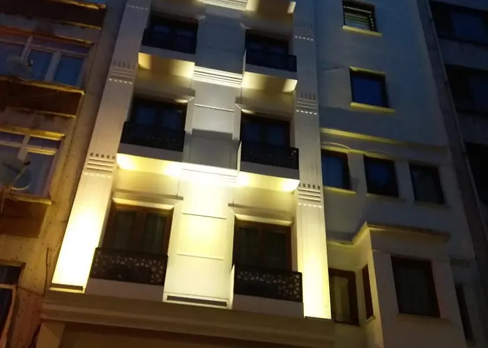Cheap hotel: Orient Hotel