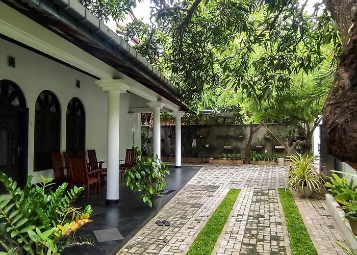 B&B only: 98 Home Lodge Dambulla