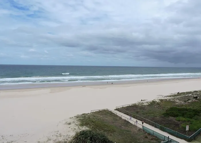 President Holiday Apartments - Absolute Beachfront