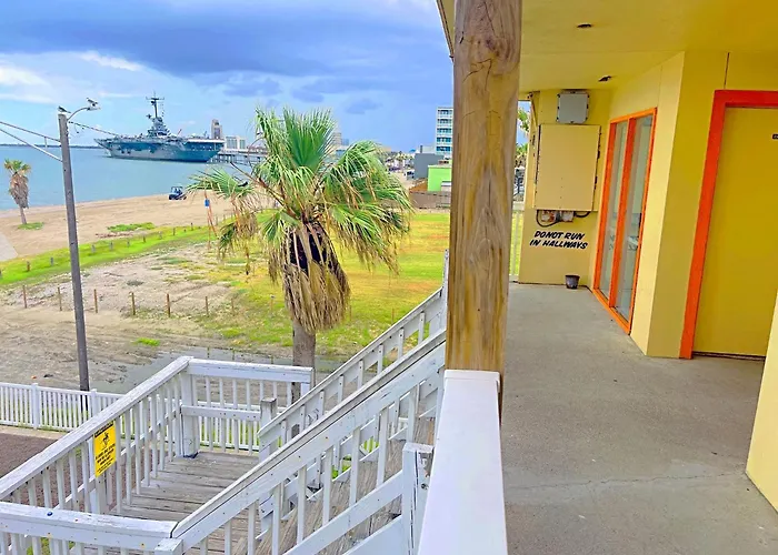 Beach hotel: Sea Shell Inn On The Beach